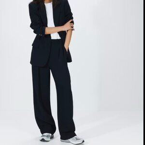 Aritzia Black Effortless Pant - in Crepette